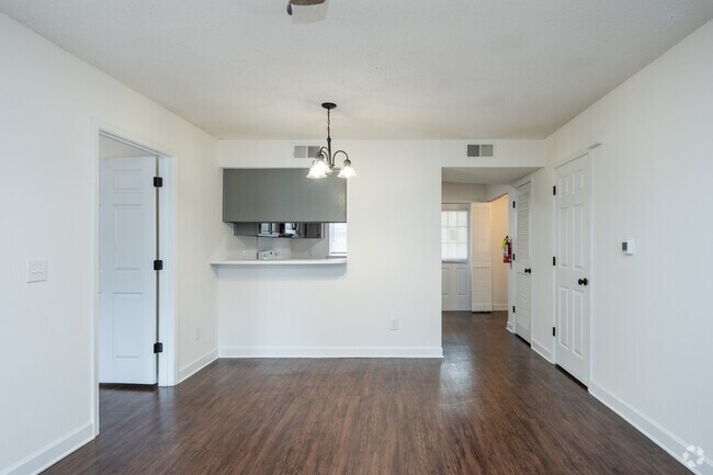 3 habitaciones, 2 baños - 1,331 pies cuadrados - Sala de estar - Creekside Retreat Townhomes