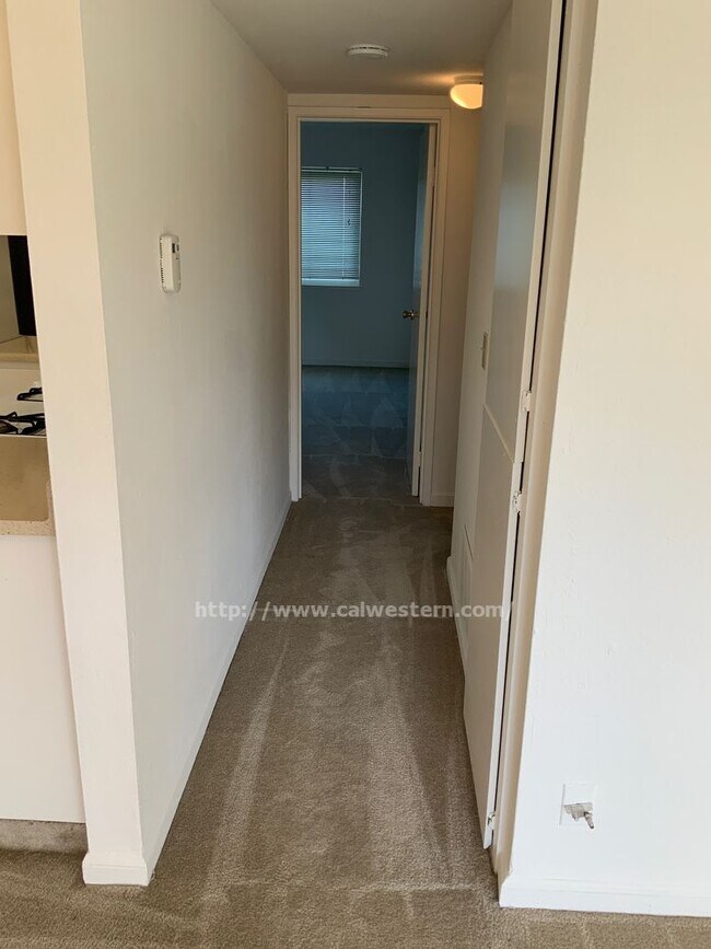 Building Photo - Spacious and Clean 2/1 Now Available