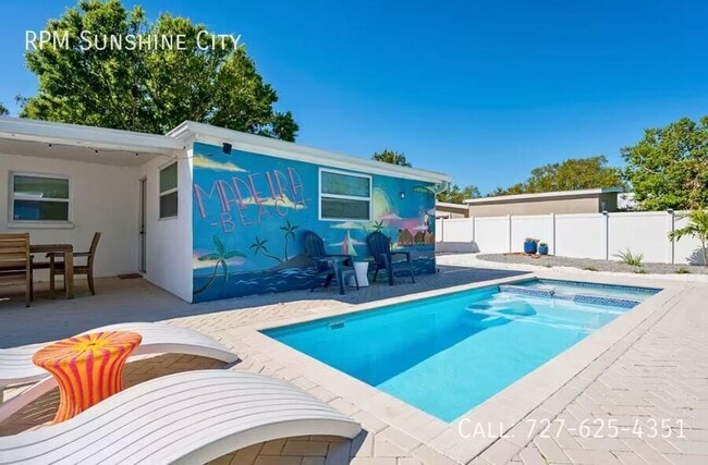 Building Photo - 10907 57th Ave