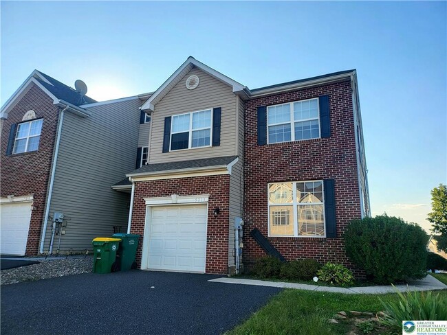 Building Photo - 5215 Spring Ridge Dr E
