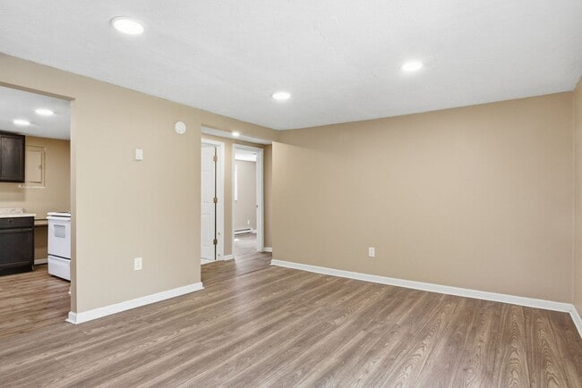 Building Photo - 2 Bed / 1 Bath. Off street parking.