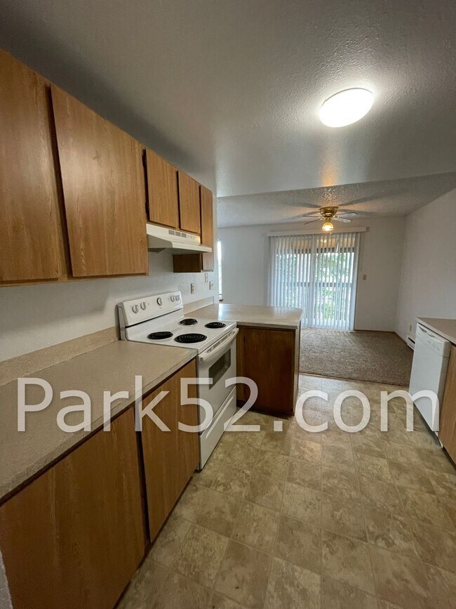 Foto del edificio - Upper Floor 2 Bedroom 1 Bath Apartment With Washer/Dryer!