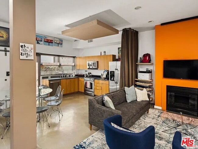 Foto del edificio - 815 Hampton Dr