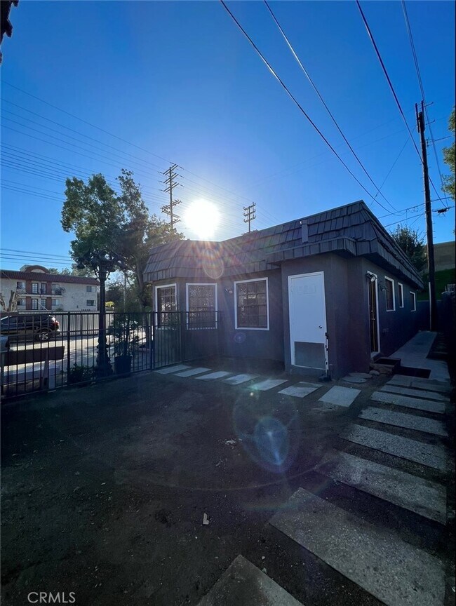 Building Photo - 15621 Vanowen St