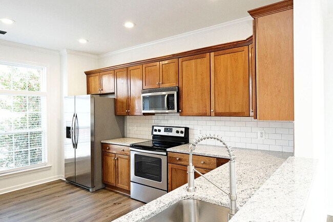 Foto del edificio - Updated End-Unit Townhome in Crozet