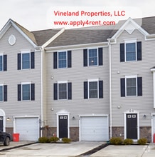 Building Photo - 2102 E Oak Rd
