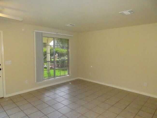 Foto del edificio - 5907 Deer Lake Dr