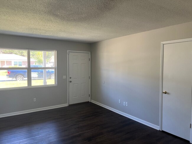 Building Photo - 3 bedrooms - 2 bath Home