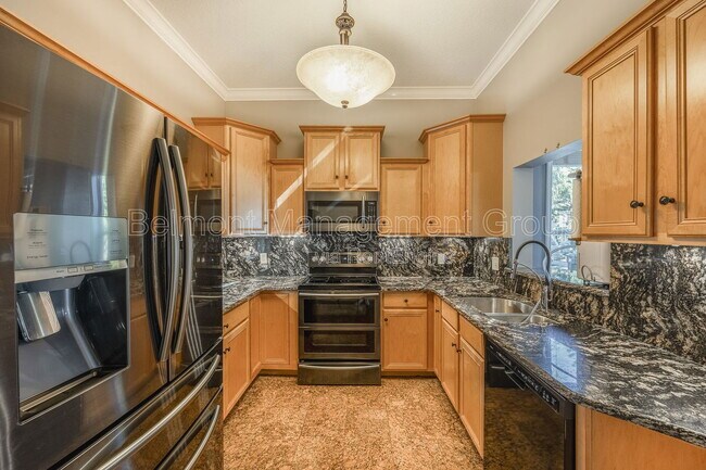 Building Photo - 808 Shine Ave