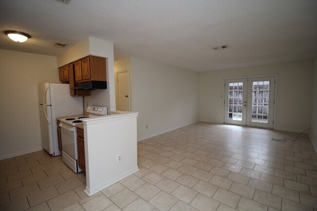 Foto del edificio - Spacious Northeast Pensacola Apartment Featuring 2 Bedrooms, 2 Bathrooms, Inside Laundry, and Pet...