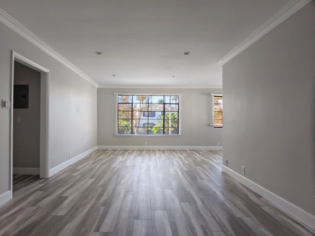 Building Photo - 458 S Oakhurst Dr