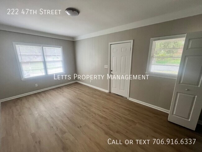 Foto del edificio - Large Patio, Storage and Covered Parking ,...