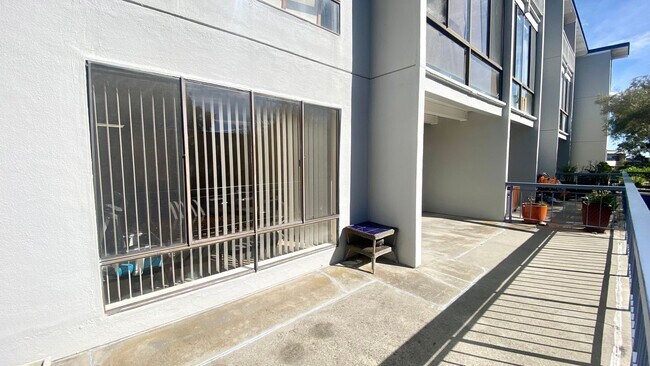 Foto del edificio - Large & Sunny Deck with this Cozy 1-Bedroom