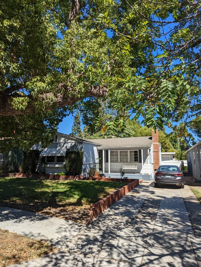 Charming bungalow on a quiet street - 336 N Fairview St