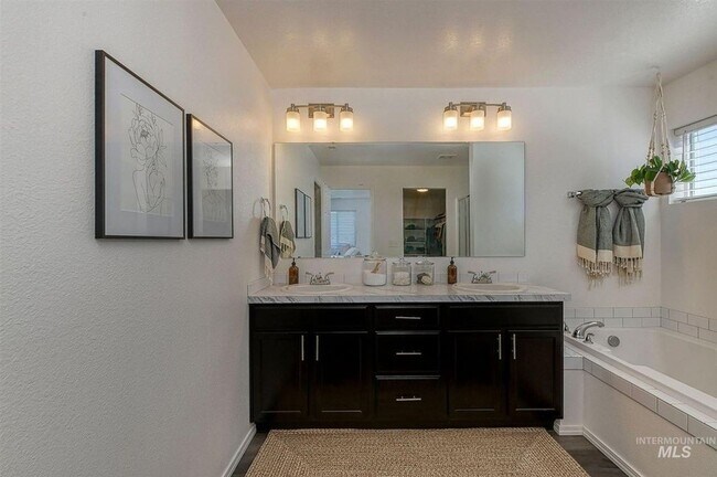 Building Photo - Large 5 Bedroom 3 Bath Home in Meridian _ Dog Friendly!
