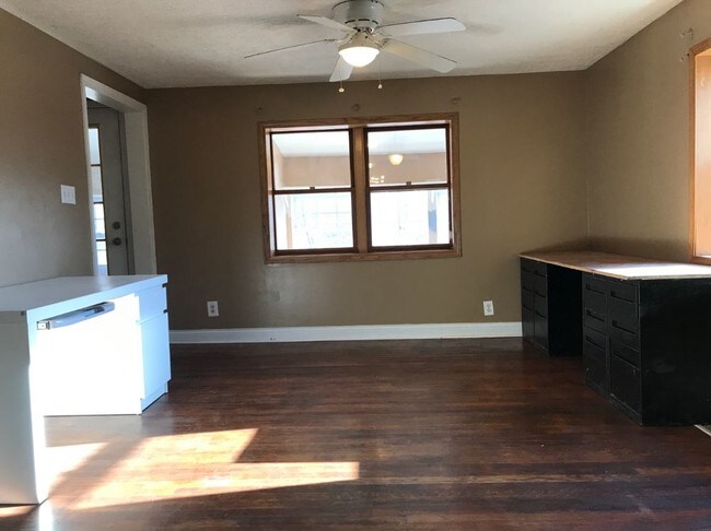 Building Photo - Charming 3BR 2BA Raised Ranch in Cleves