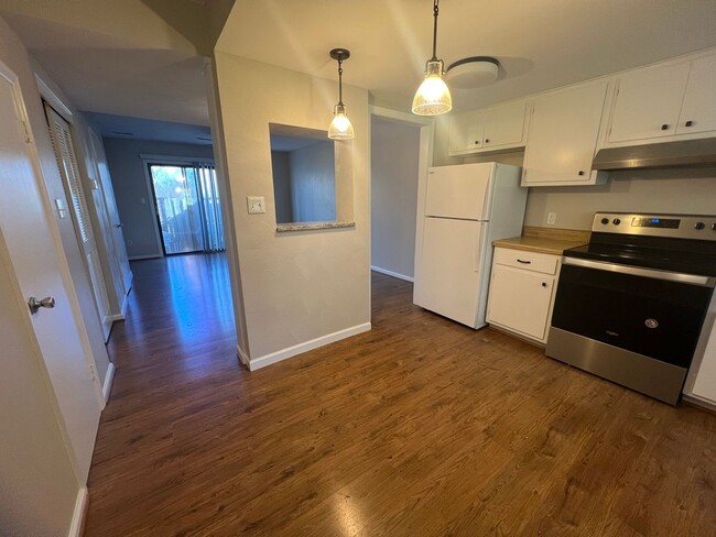 Building Photo - The Forest Townhomes Off Old Forest Road