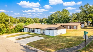Building Photo - 9000 Woodbine Dr