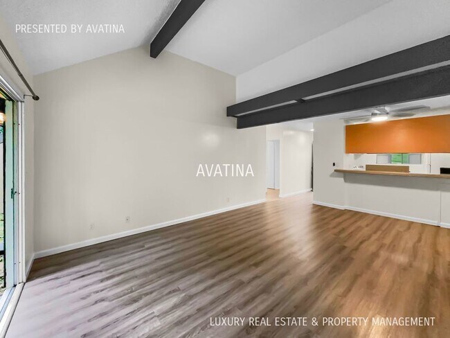 Building Photo - Video! Renovated townhouse with yard!