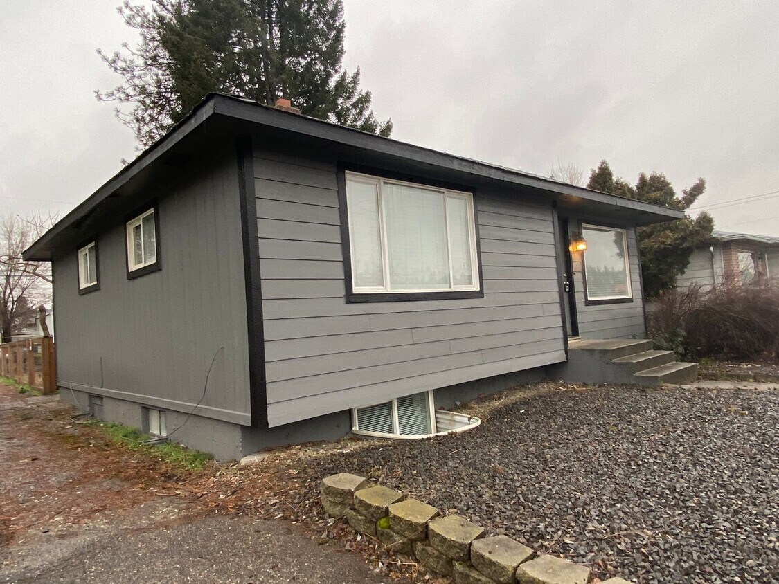 Foto principal - 4 bedroom 1 bath beautifully remodeled hom...