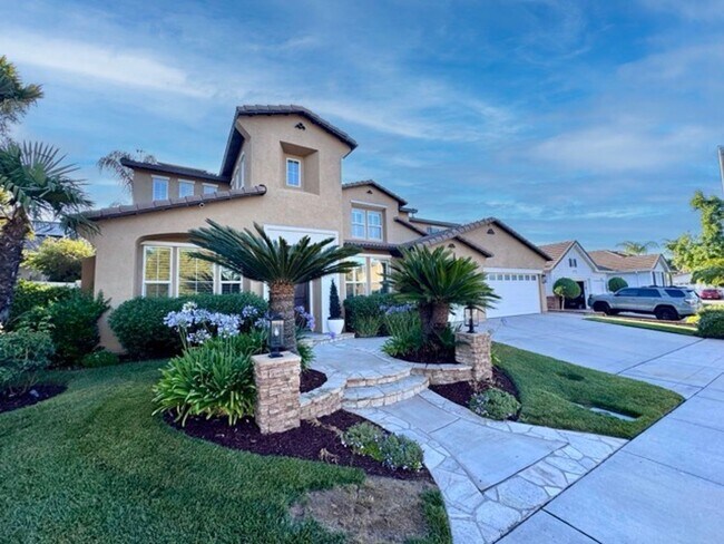 Building Photo - Stunning 5 bedroom Pool home located in th...