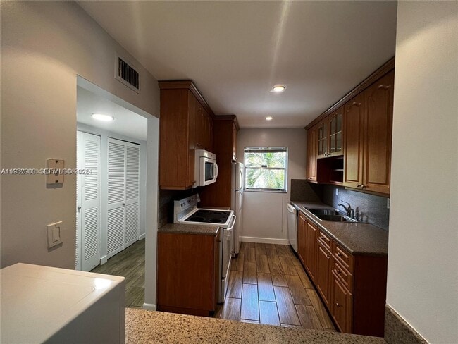 Foto del edificio - 4111 Stirling Rd