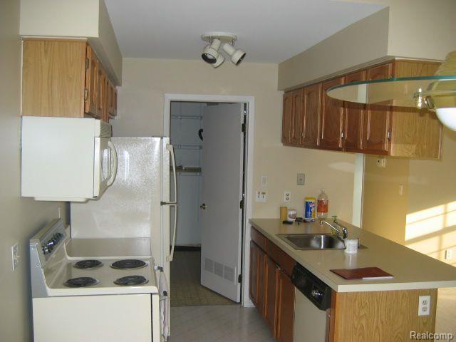 Building Photo - 129 Lake Village Dr