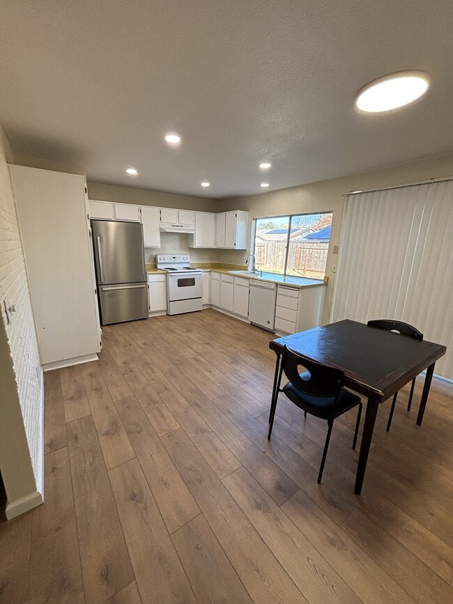 Building Photo - 137 Edwin Dr