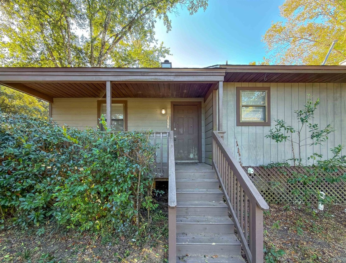 Primary Photo - 1556 Twin Lakes Cir