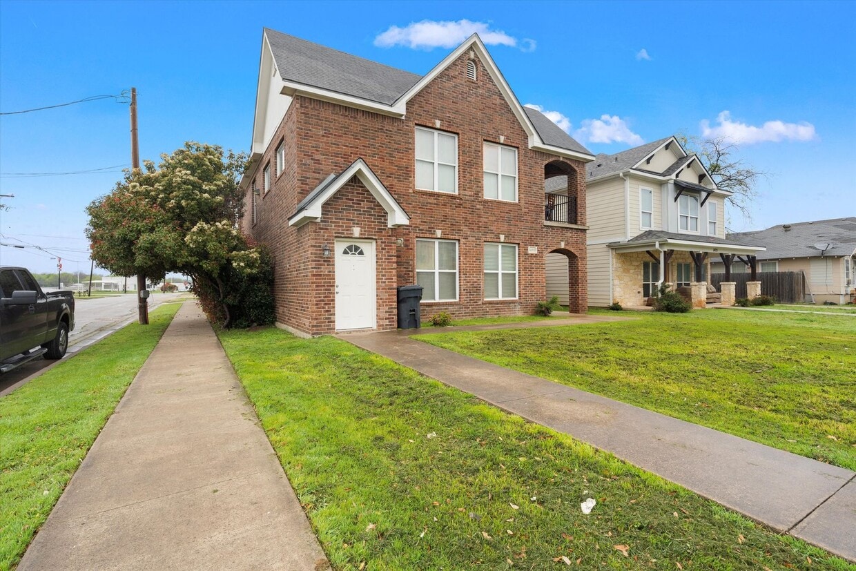 Foto principal - 1425 E James St