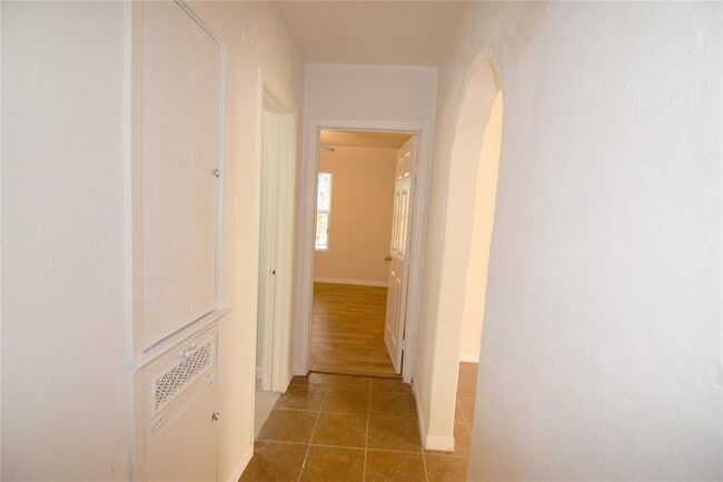 Building Photo - 1114 Danube St
