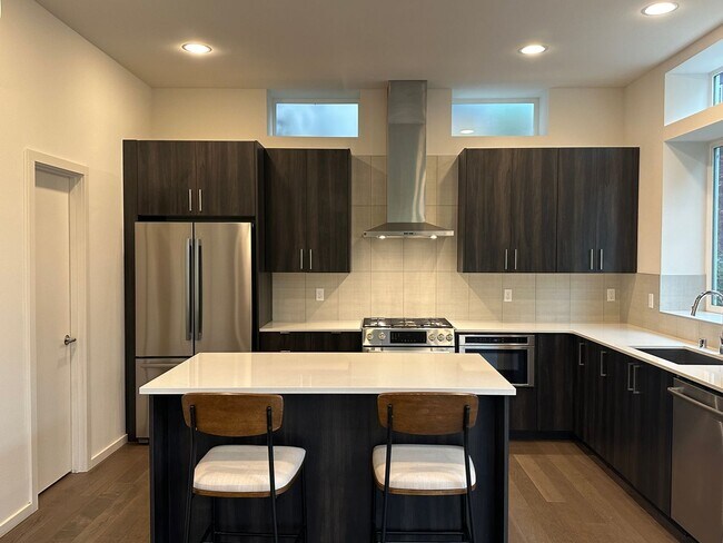 Building Photo - Fremont Home