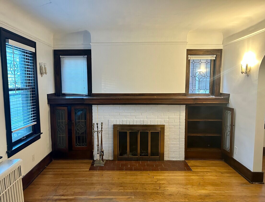 Original Fireplace. Original woodwork - 841 Nottingham Rd