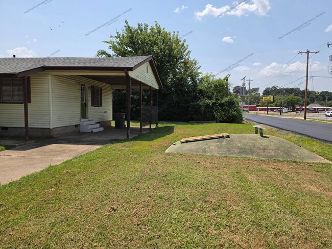 Building Photo - 825 Harrell St