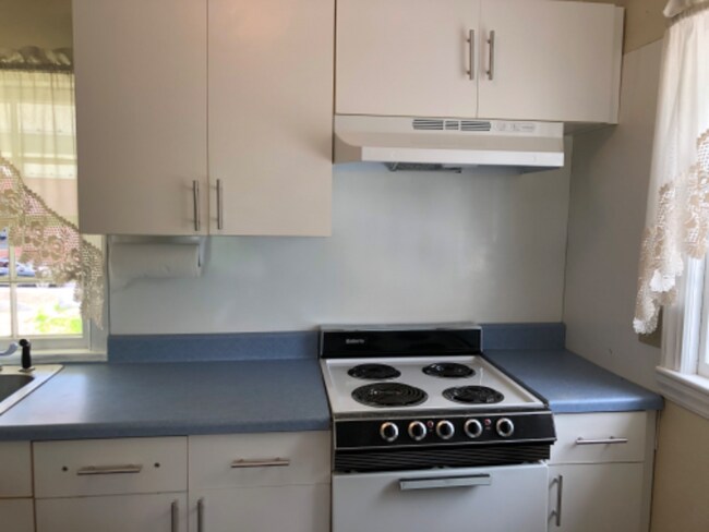 Building Photo - 325 Village St