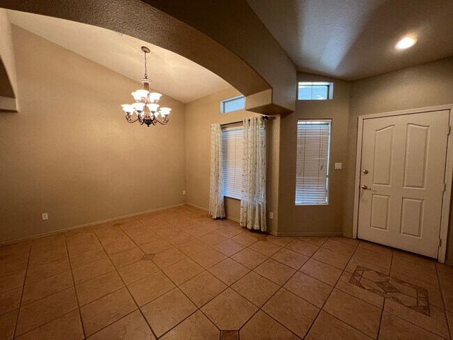 Foto del edificio - 3 BEDROOM HOME IN FALLS RANCH!
