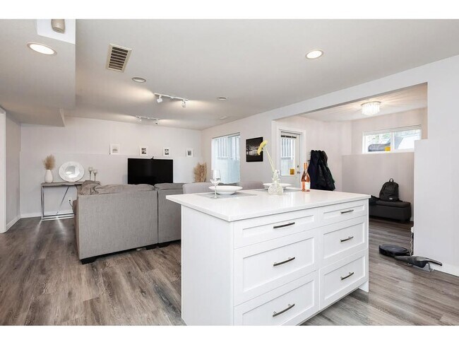 Coin salon - 18471 68A Av