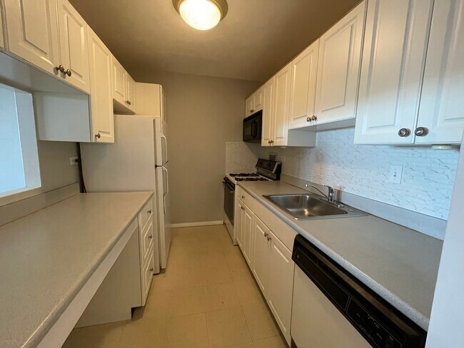 Building Photo - 8 Whittier Pl