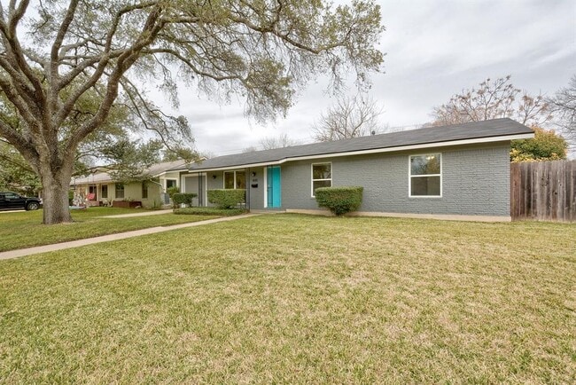 Building Photo - 1600 Ashberry Dr