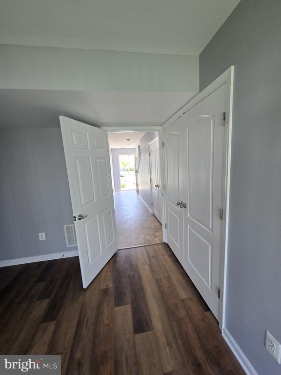 Foto del edificio - 7720 Village Park Dr