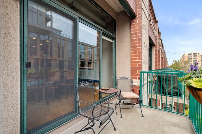 Building Photo - 841 W Monroe St