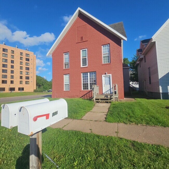 Building Photo - 2 bedroom in proximity to UWEC and downtown - 9 Month Lease!