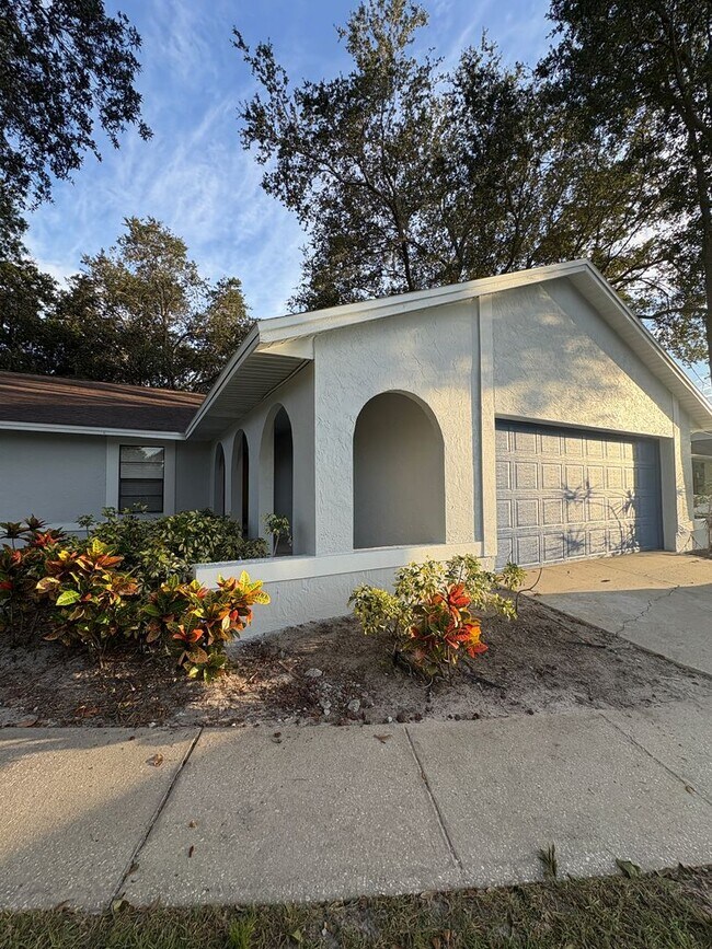 Building Photo - Perfect 3 bed 2 bath with huge fenced back...