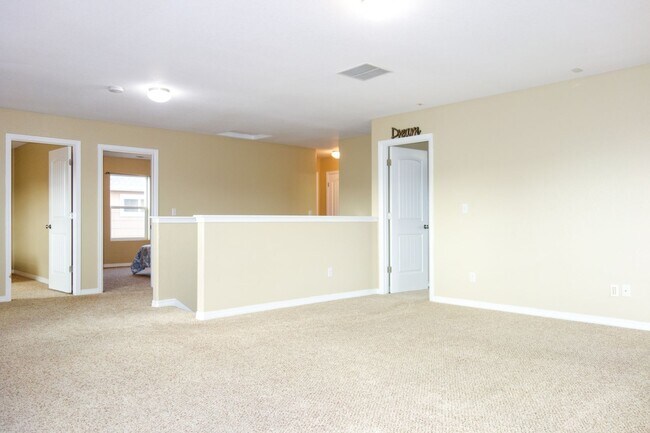 Building Photo - Spacious 3 Bed 3 Bath Home Close to Peters...