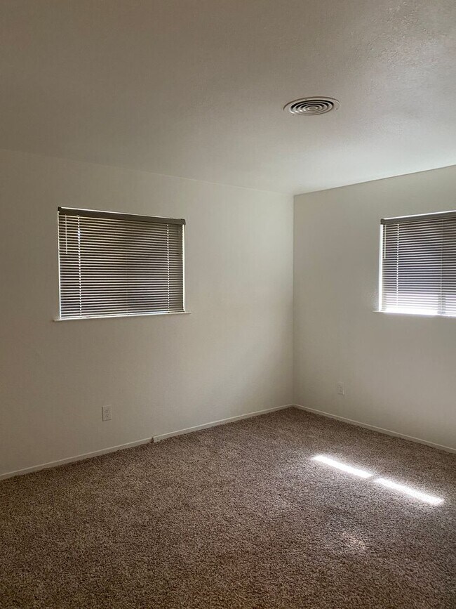 Foto del edificio - 2 Bedroom, 1 Bath with Garage near Hospital.