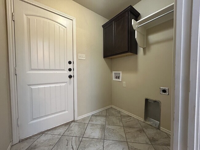 Foto del edificio - Duplex Located Just Off S. Loop Convenient...