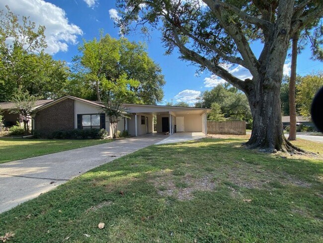 Foto del edificio - Spacious 2 Bedroom 1.5 Bath Rental on a Corner Lot! Tour Today!