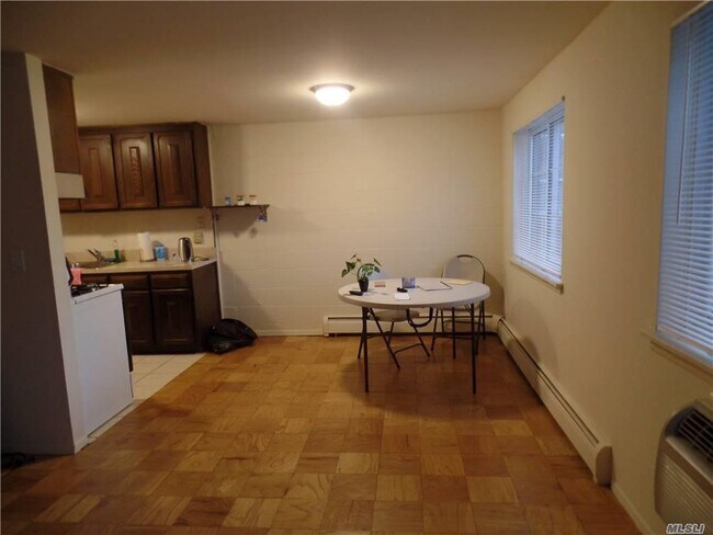 Building Photo - 1233 Melville Rd
