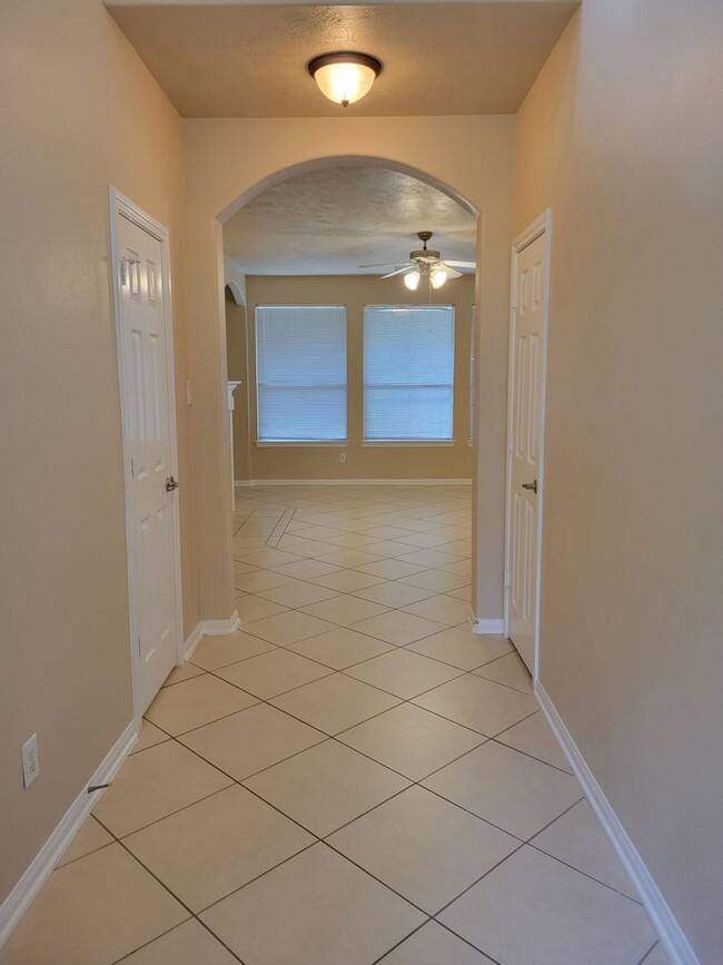 Building Photo - 3 BR Townhome Available, Pet Friendly!