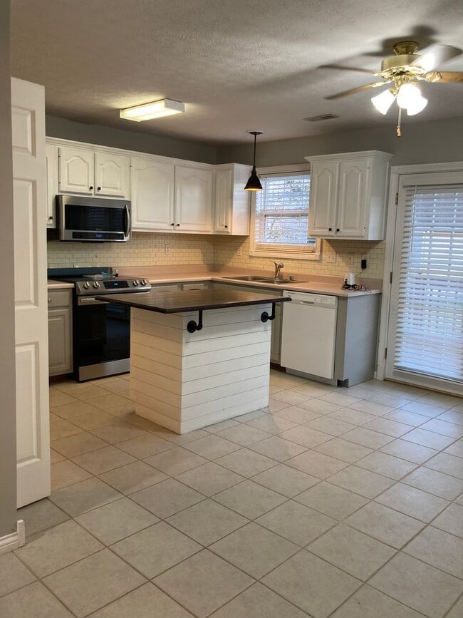 Building Photo - 121 Chevy Chase Pl